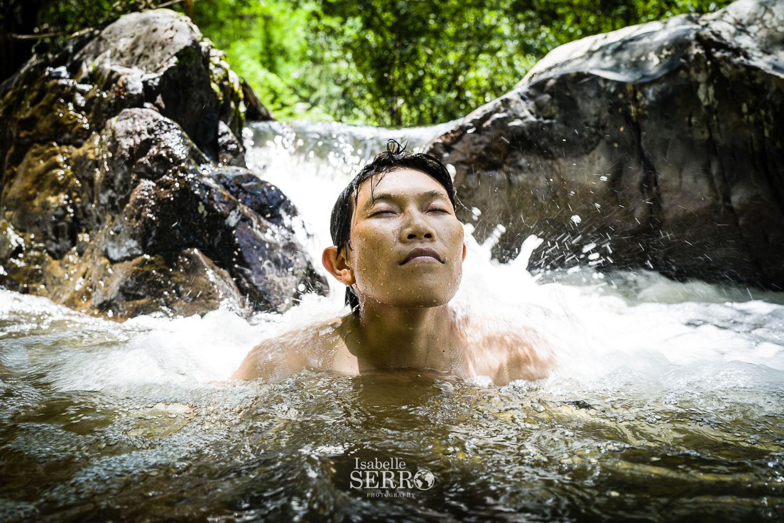 Un cornac se baigne dans la rivière qui traverse la Jungle.-Laos- 2019